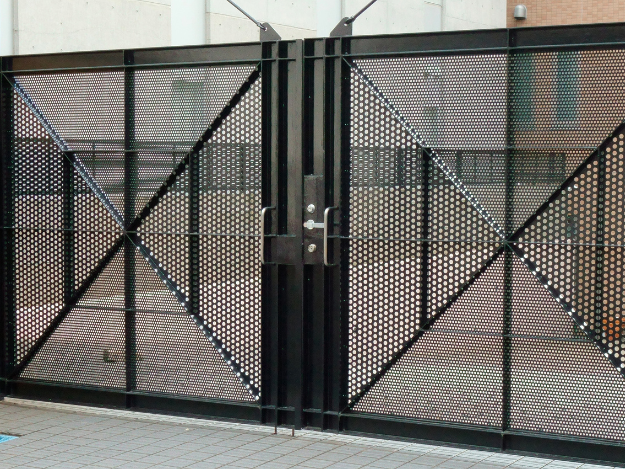 Jak wybrać profile stalowe do bramy: Kompletny przewodnik