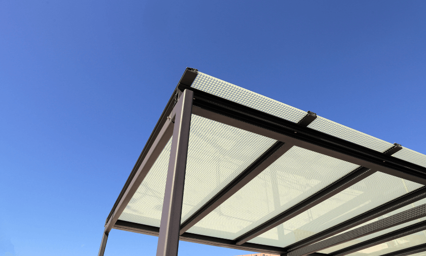 Jak najlepiej zadaszyć schody zewnętrzne – porady, materiały, porównanie